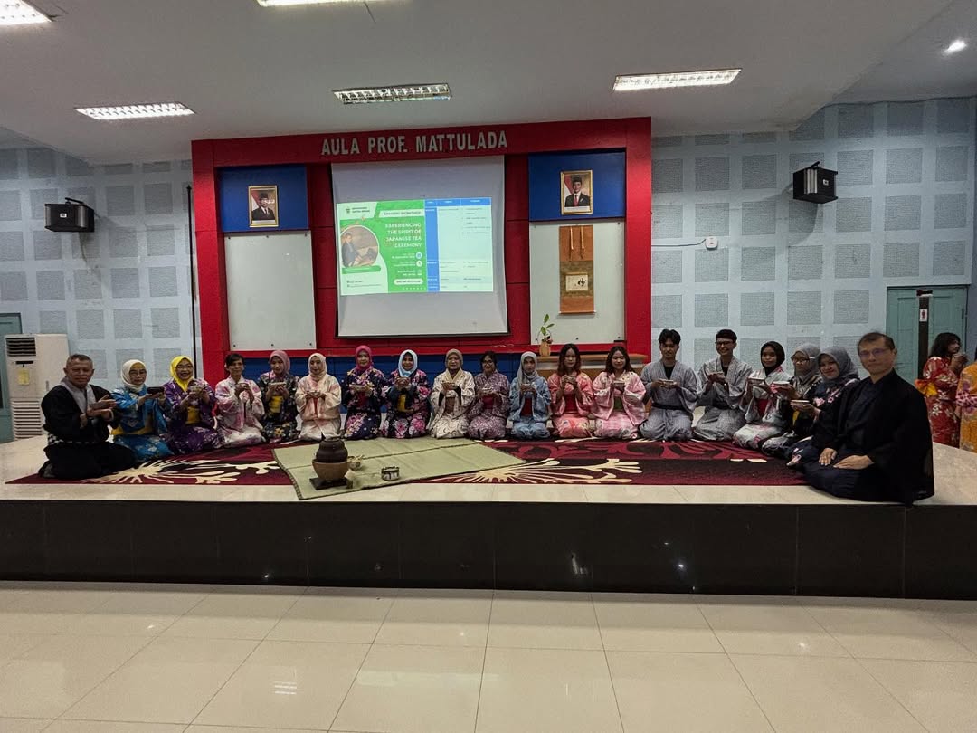 Perwakilan Dosen, Tendik, dan Mahasiswa mengikuti upacara minum teh