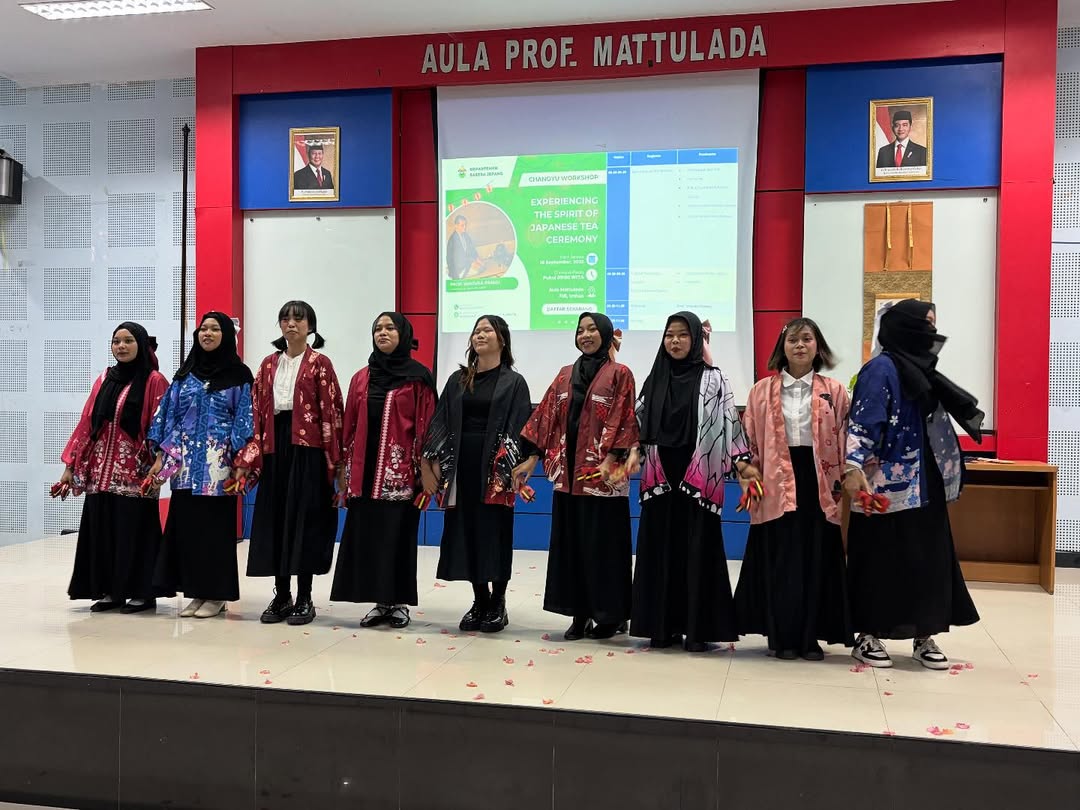Penampilan tarian Jepang oleh Himpunan Mahasiswa Sasta Jepang (HIMASPA)