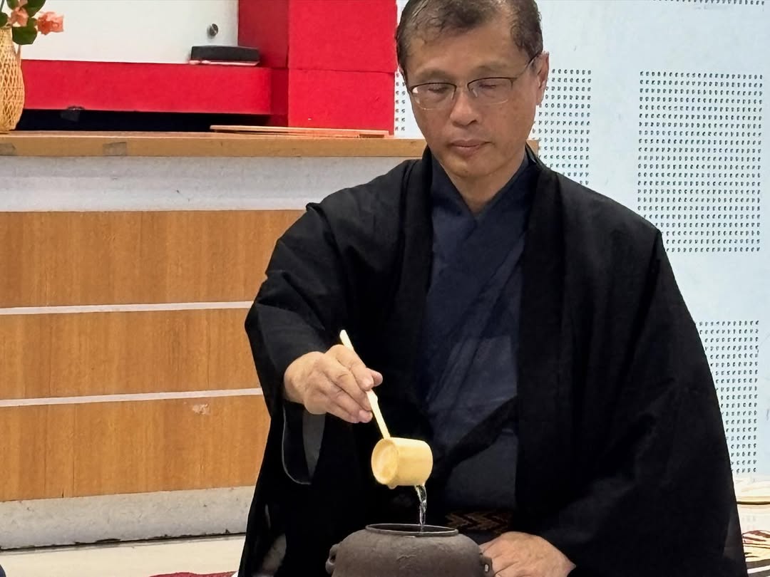 Prof. Ishizuka Osamu sedang mempersiapkan teh untuk upacara minum teh