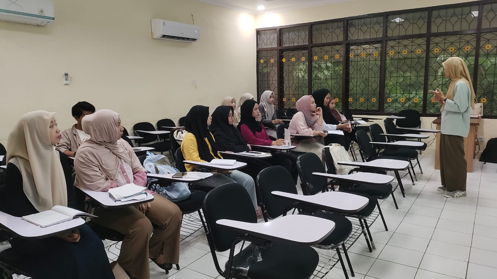 Bersama Dosen Tamu dari Universiti Malaysia Kelantan, Dr. Daeng Haliza Daeng Jamal