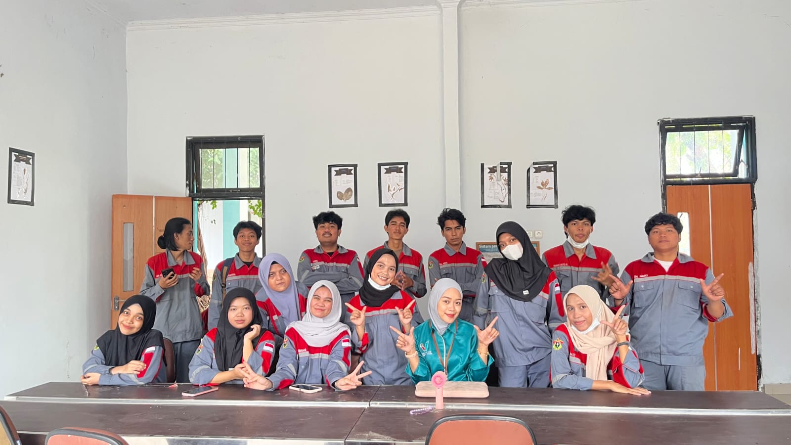 Mahasiswa Teknologi Pakan Sulap Limbah Menjadi Probiotik Berkualitas MAKASSAR – Mahasiswa Program Studi Teknologi Pakan sukses menyelenggarakan kegiatan praktikum inovatif mengenai pengembangan probiotik berbasis pemanfaatan limbah organik pada Senin, 27 April 2026. Bertempat di Laboratorium Teknologi Pakan Ternak, kegiatan ini difokuskan pada pengolahan sisa bahan organik menjadi agen hayati yang bermanfaat bagi kesehatan ternak. Di bawah bimbingan langsung dosen pengampu mata kuliah, Ibu Darmawati, S.Pt., M.Si., para mahasiswa mempraktikkan teknik fermentasi presisi untuk menghasilkan kultur mikroorganisme unggul yang mampu meningkatkan efisiensi pakan.  Pengembangan probiotik dari limbah ini membawa manfaat ganda, baik dari sisi lingkungan maupun ekonomi sektor peternakan. Penggunaan limbah sebagai bahan baku utama bertujuan untuk menekan biaya produksi suplemen ternak sekaligus menjadi solusi dalam meminimalkan residu organik di lingkungan sekitar. Produk probiotik yang dihasilkan diharapkan dapat memperbaiki sistem pencernaan ternak, meningkatkan penyerapan nutrisi, serta memperkuat sistem imun hewan secara alami tanpa ketergantungan pada zat kimia sintetis.  Ibu Darmawati, S.Pt., M.Si., selaku dosen pembimbing, menekankan bahwa praktikum ini merupakan wujud nyata dari implementasi teknologi pakan terapan yang berkelanjutan. Melalui kegiatan ini, mahasiswa tidak hanya dituntut untuk memahami teori di kelas, tetapi juga memiliki keterampilan teknis dalam menciptakan produk inovatif yang siap diaplikasikan di industri agribisnis. Langkah ini diharapkan dapat mencetak lulusan yang mampu menjawab tantangan ketahanan pangan melalui pemanfaatan sumber daya lokal yang melimpah namun belum tergarap optimal.