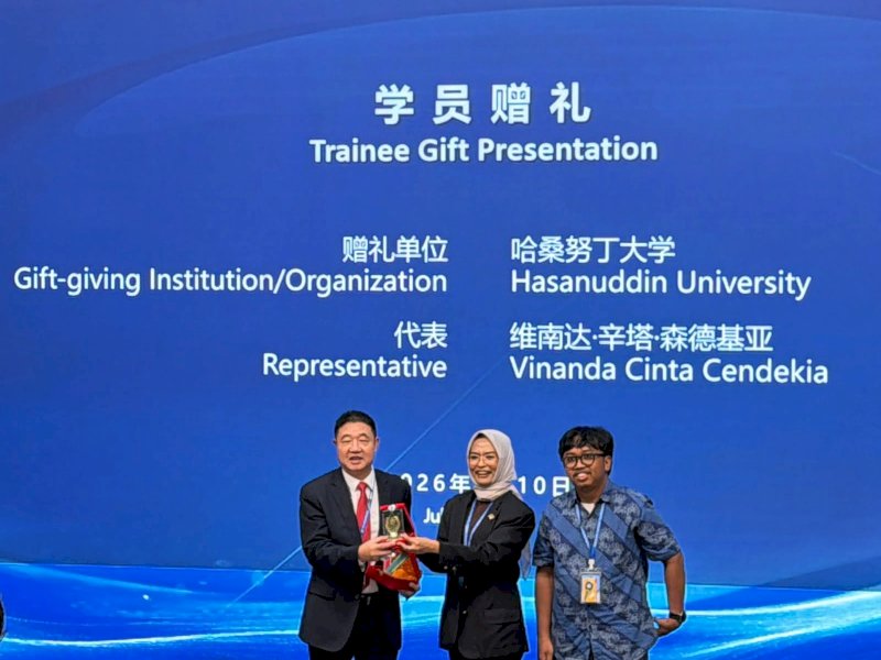 Vinanda Cinta Cendekia Putri, Head of the Digital Communication Study Program at the Vocational Faculty of Hasanuddin University, presents a commemorative plaque to the President of SIPIVT in Suzhou, China.