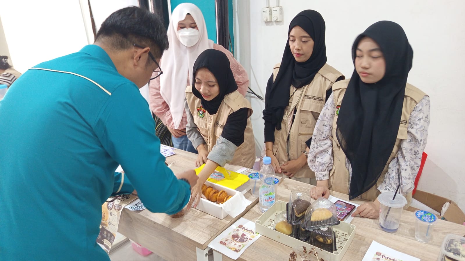 Dekan Fakultas Vokasi Unhas mengunjungi booth mahasiswa