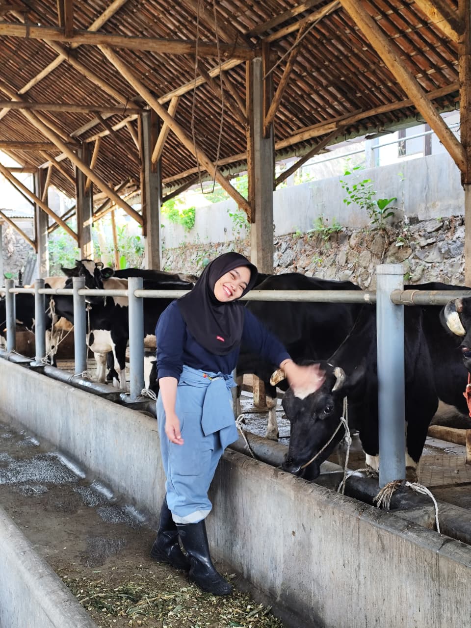 Mahasiswa sedang memeriksa tangki penampung susu di Singosari Farm, Malang.