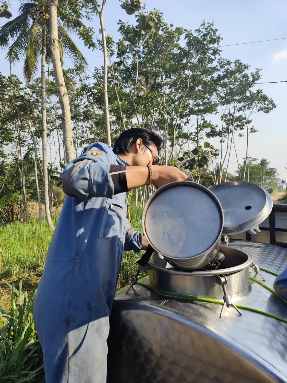 Mahasiswa sedang memeriksa tangki penampung susu di Singosari Farm, Malang.