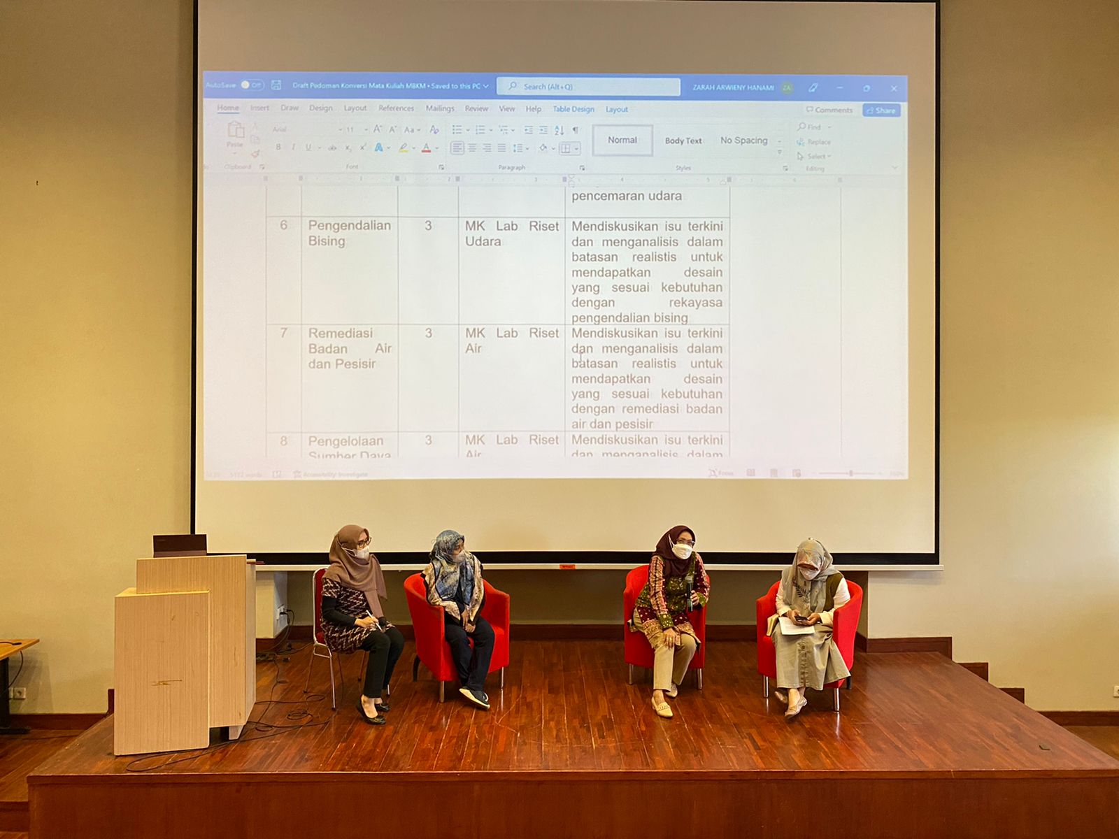 Narasumber sedang memberikan materi