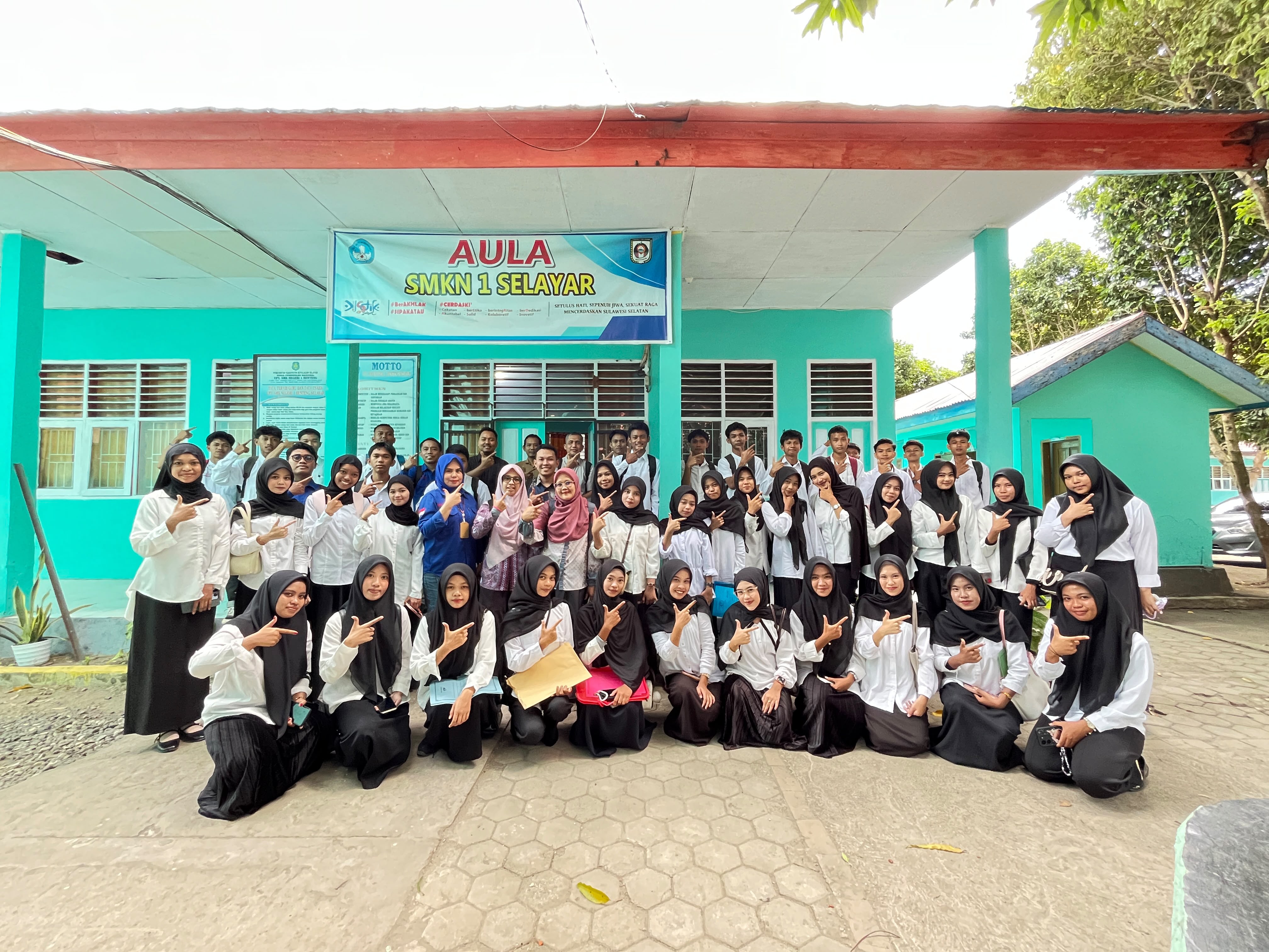 Investing in Education for Regional Development: Selayar Regent Monitors Hasanuddin University’s Admission Test