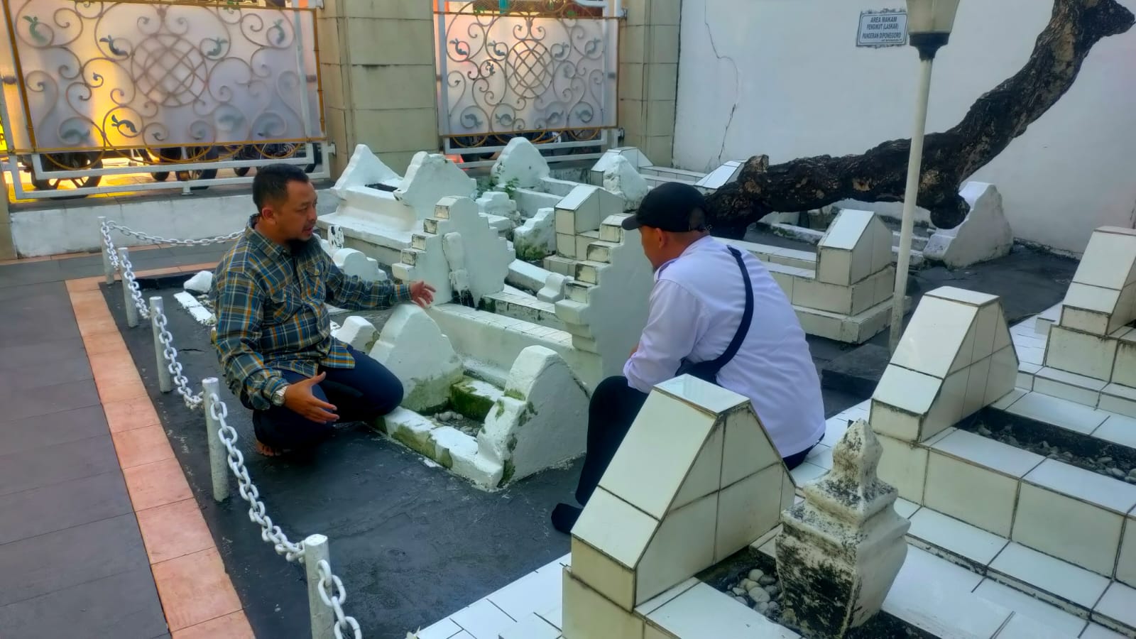 Maintenance of the Diponegoro Mausoleum Complex, a Cultural Heritage Site in Makassar