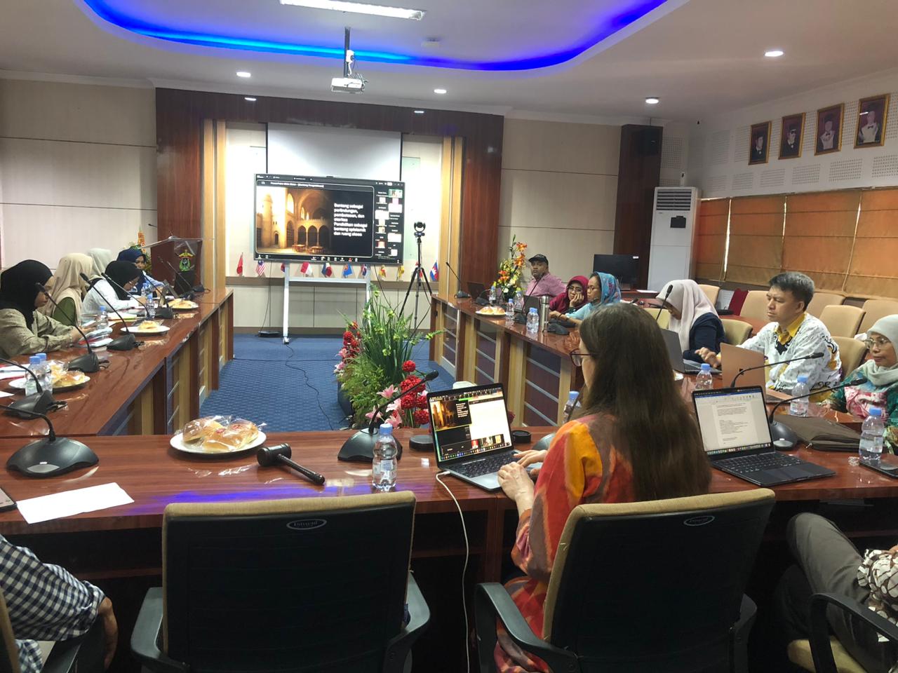 Strengthening Manuscript Studies through Collaboration between BRIN and the Faculty of Cultural Sciences Involves History Students