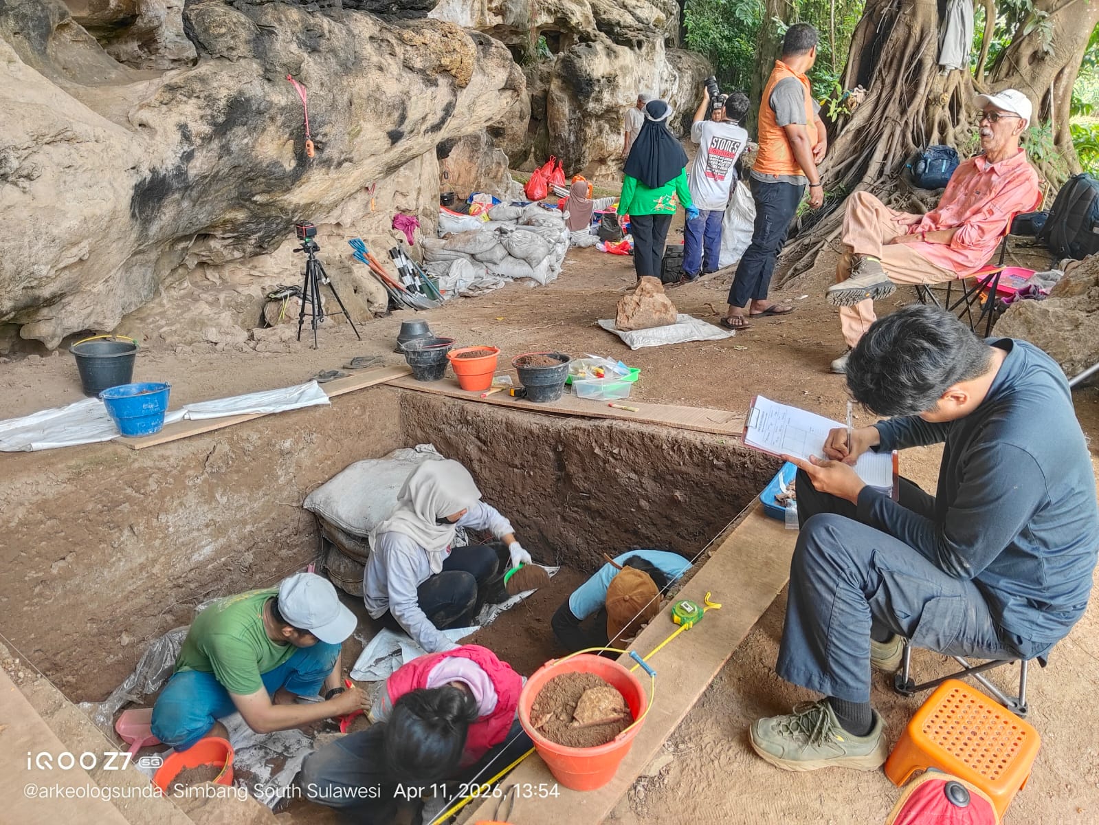 The Involvement of Archaeology Lecturers and Students from the University of Hasanuddin in the Leang Karampuang Excavation