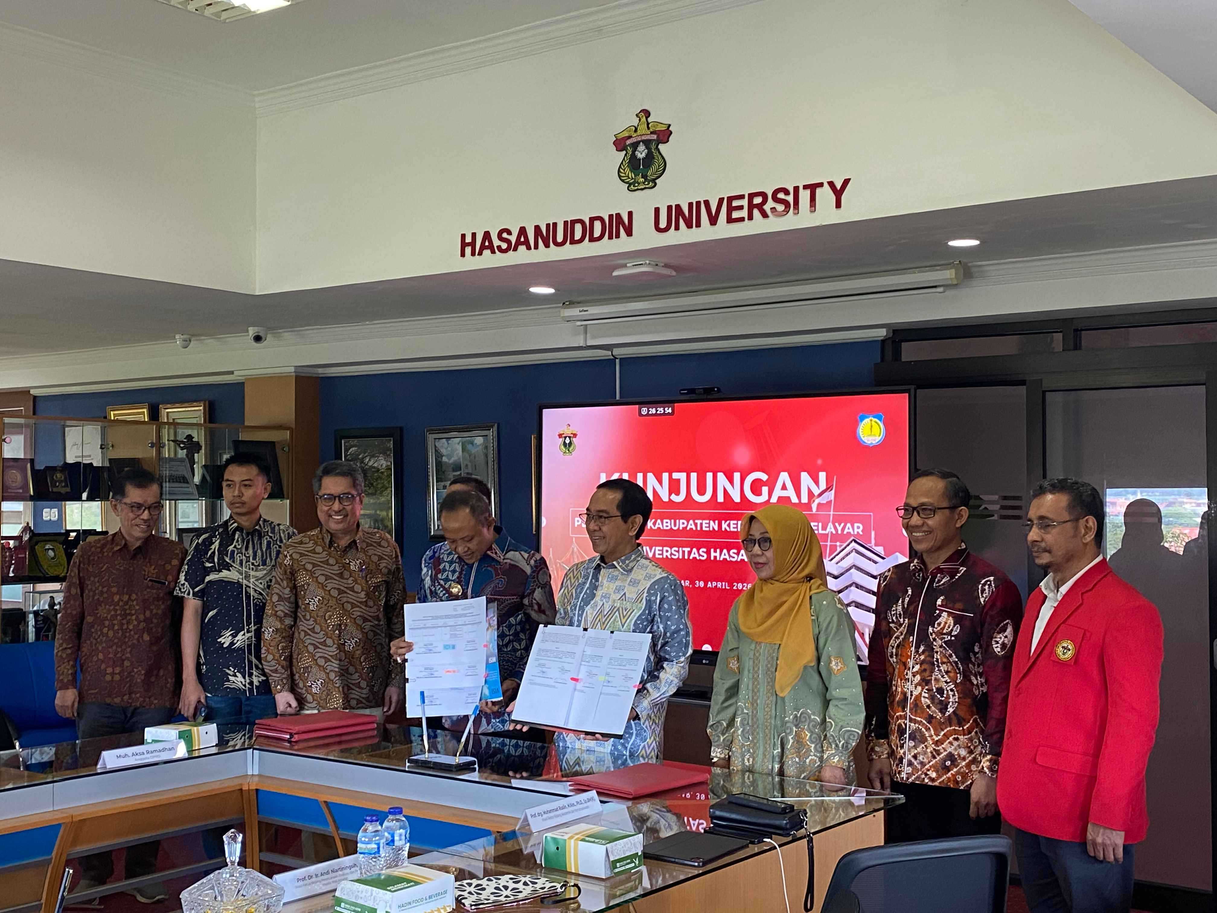 Signing of the Grant Agreement for Land and Buildings Owned by the Selayar Islands Regency Government to Hasanuddin University for the Implementation of Vocational Education by Hasanuddin University in Selayar Islands Regency