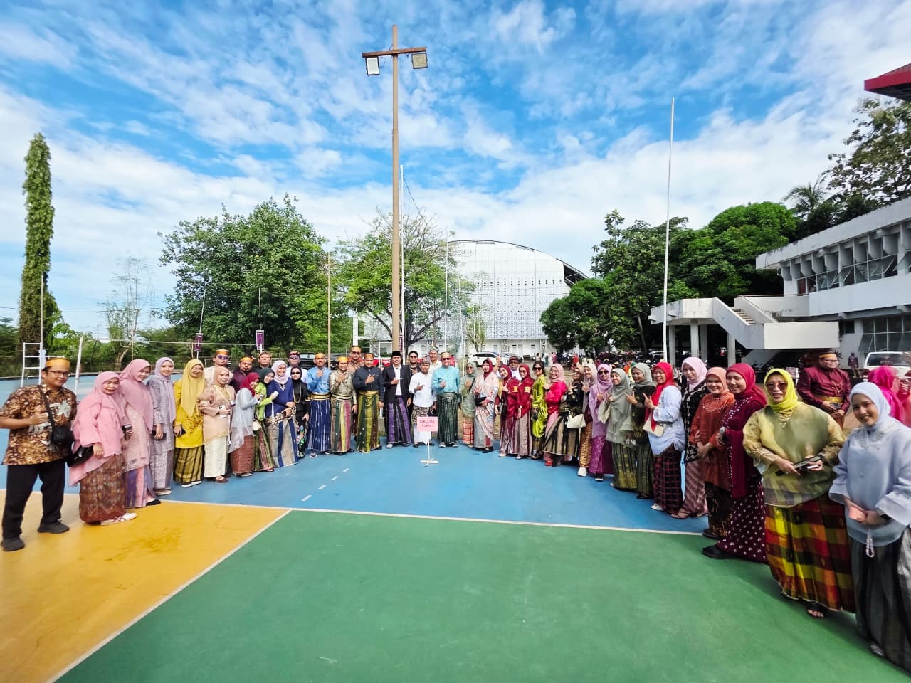 Dosen dan Pegawai Vokasi Ikuti Upacara Hari Pendidikan Nasional di Lapangan PKM Unhas
