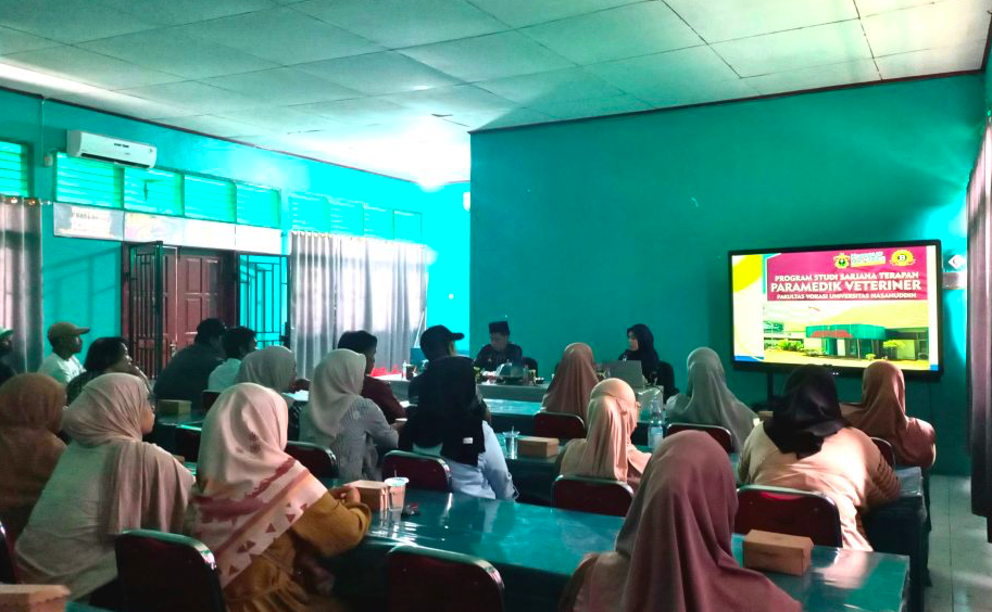 Socialization of the Veterinary Paramedic Study Program, Faculty of Vocational Studies, Unhas, at SMAN 6 East Luwu
