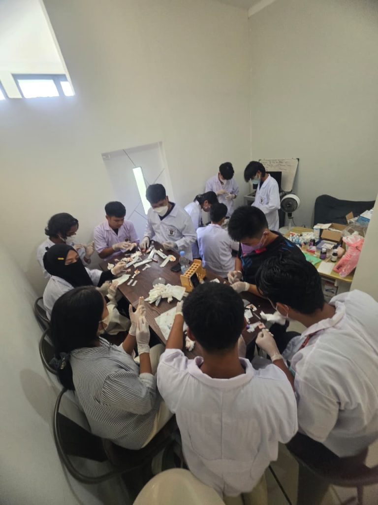 Students of the Unhas Vocational Animal Production Technology Program Undergo Practical Work, Learning from Diagnosis to Vaccination