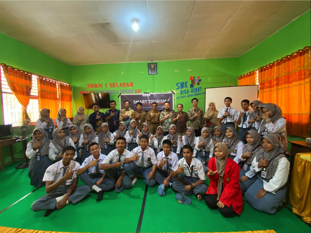 Community Service at Selayar State Vocational High School No. 1: Smart Tourism to Enhance the Travel Experience