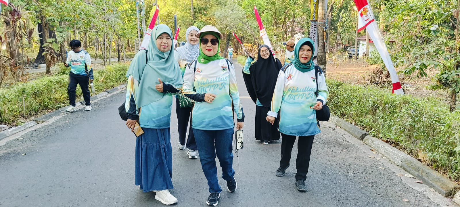 Enlivening Unhas’ Anniversary, Chemistry Lecturers at FMIPA Join Fun Walk Event