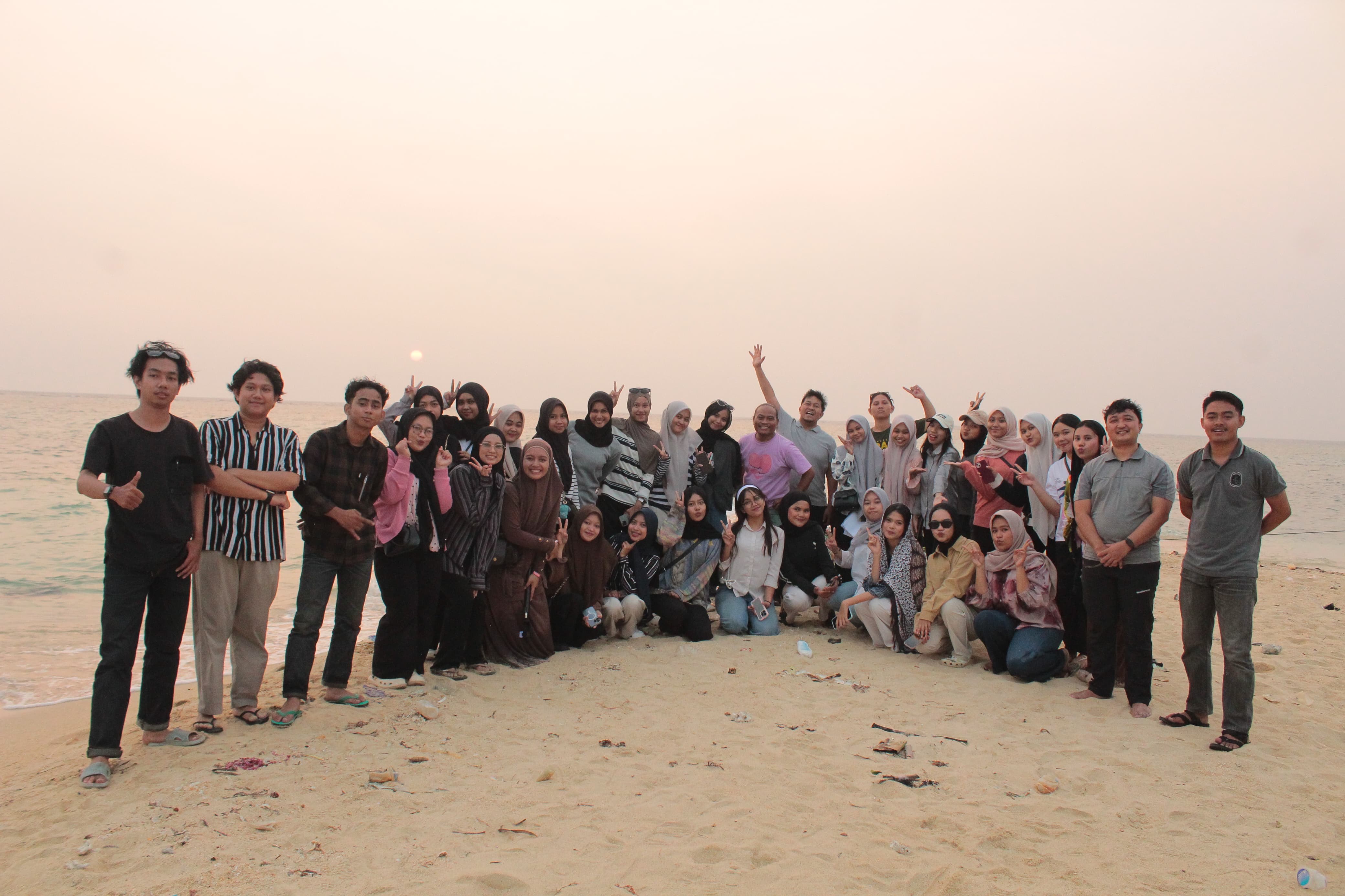 UNHAS ADMINISTRATIVE SCIENCE STUDENTS CONDUCT BARRANG CADDI ISLAND EXPEDITION: EXPLORING MARITIME GOVERNANCE ON SMALL ISLANDS