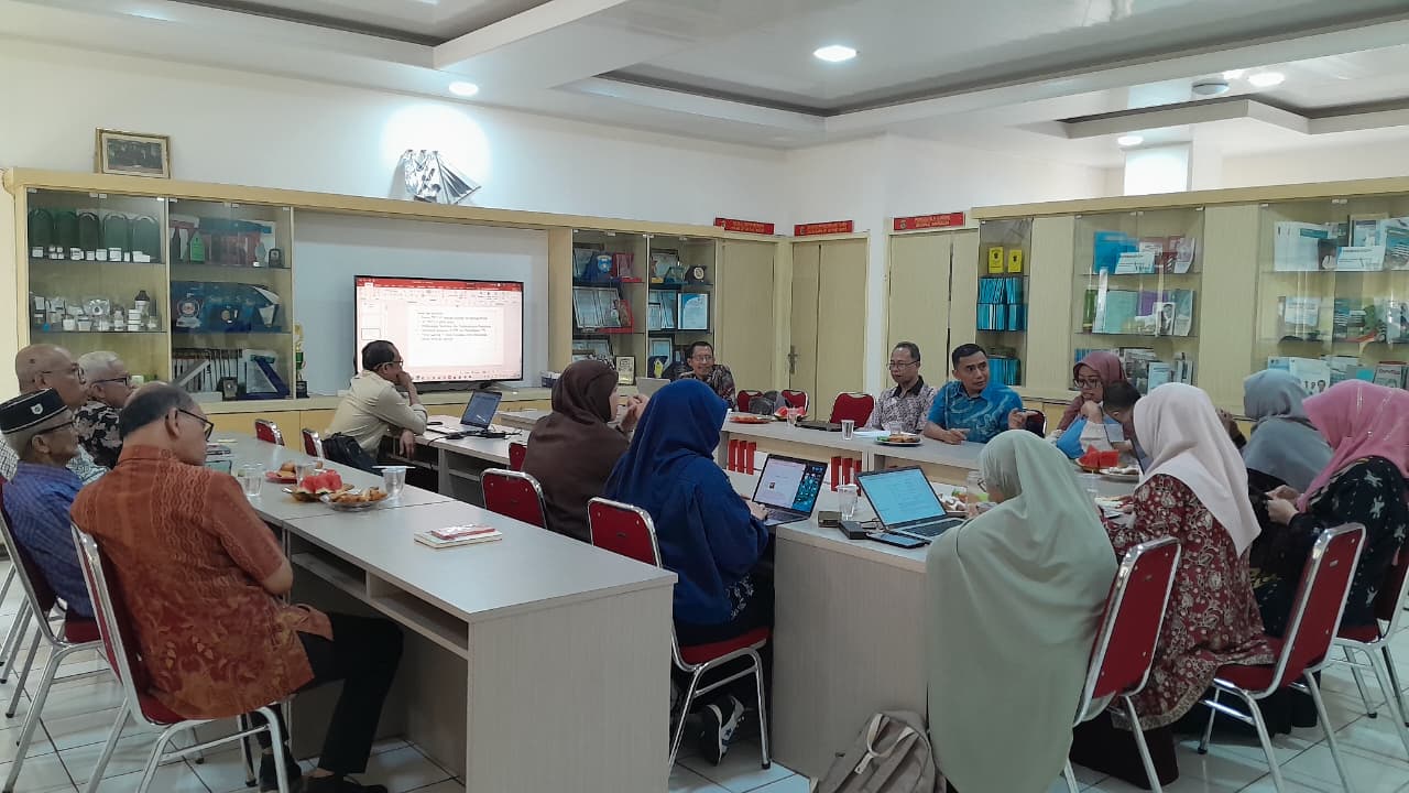 Committed to Maintaining Educational Quality, Department of Chemistry FMIPA Unhas Holds Monthly Regular Meeting and Gathering