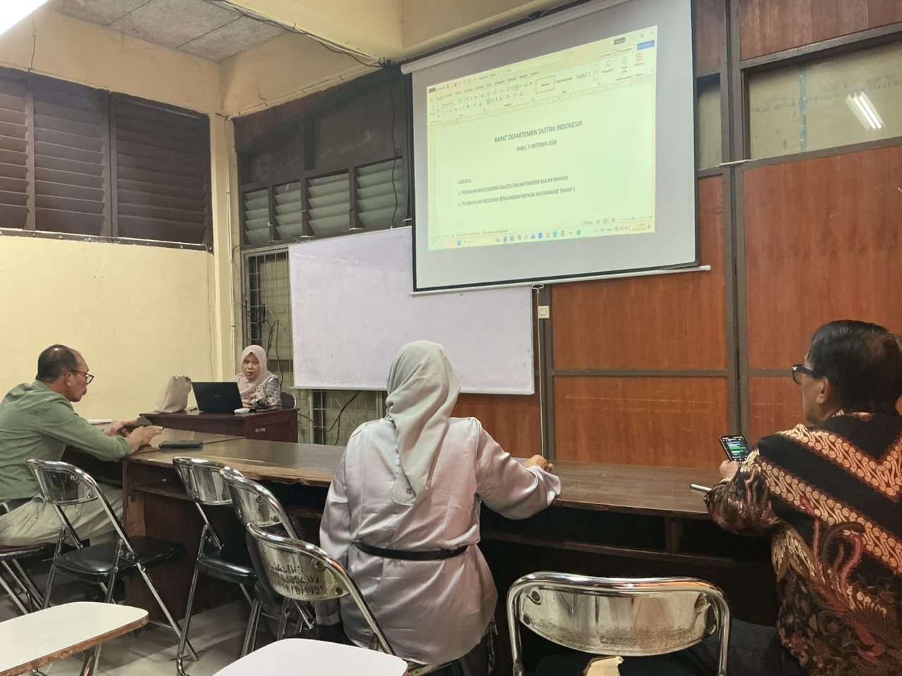 Indonesian Literature Department Discusses Language Month Dialogue and Community Service in Maros