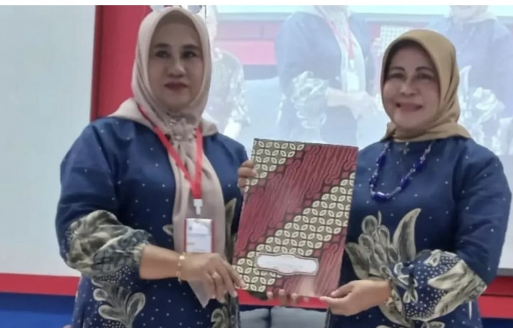 Prof. Asriani Abbas Receives Certificate of Appreciation after Delivering Keynote Address at ICLC-6