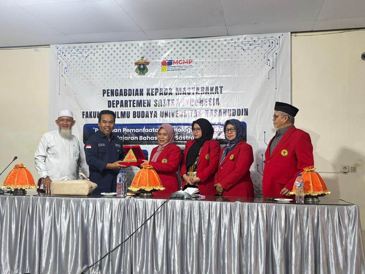 PHOTOS: Indonesian Literature Community Service Program at SMAN 9 Gowa Trains Teachers to Utilize Digital Technology in Learning