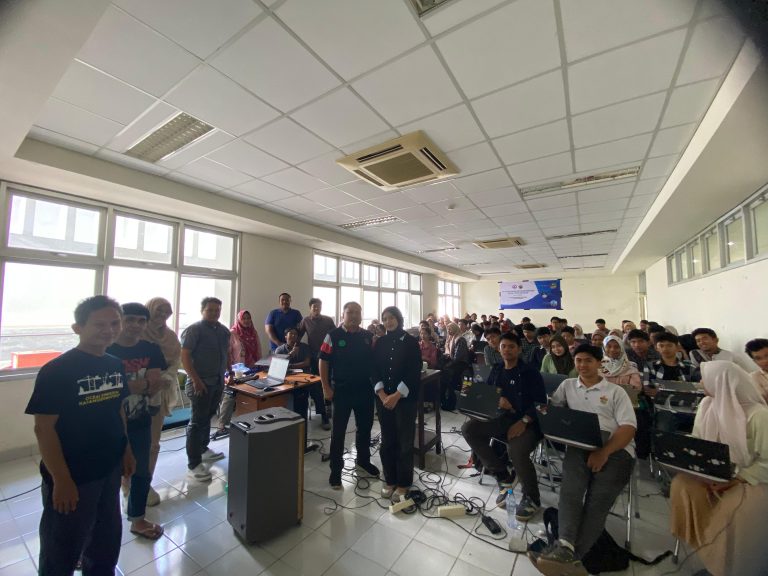 Approximately 100 Marine Engineering Students Participate in Mapping Software Training Conducted by Instructors from the Indonesian Coastal Engineering Experts Association (PARPI).